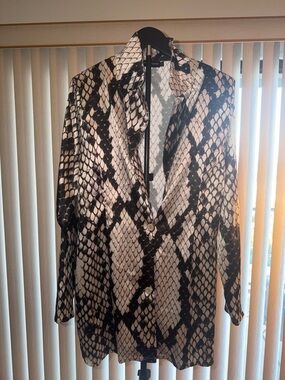 PrettyLittleThing Black & Cream Snake Print Tunic Top